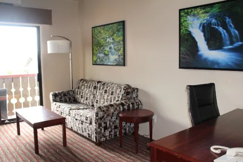 Ramada by Wyndham Campbell River Rooms Photos