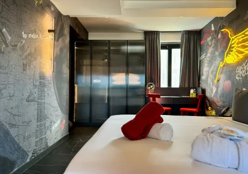 So City Hotel Rooms Photos