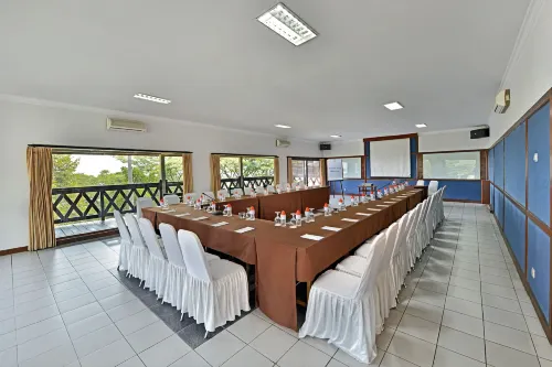 Grand Whiz Hotel Trawas Mojokerto Fasilitas Bisnis Photos