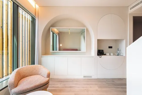 Luster Hotel Photos