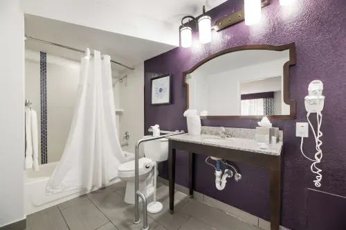 Clarion Inn & Suites Across from Universal Orlando Resort Rooms Photos