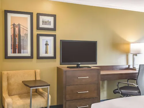 La Quinta Inn & Suites by Wyndham San Francisco Airport West Rooms Photos