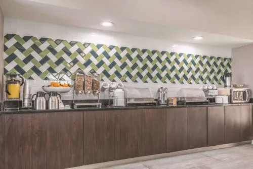 La Quinta Inn & Suites by Wyndham Orlando Lake Mary Restauration Photos