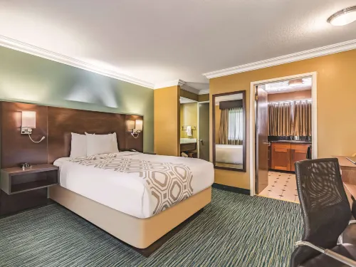 La Quinta Inn & Suites by Wyndham San Francisco Airport West Rooms Photos