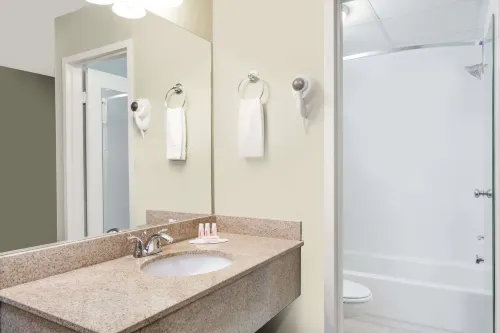 Days Inn by Wyndham Windsor Locks / Bradley Intl Airport Rooms Photos