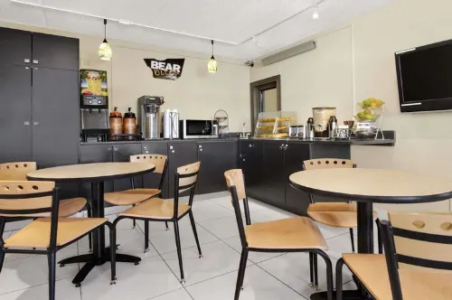 Travelodge by Wyndham College Park Restauration Photos