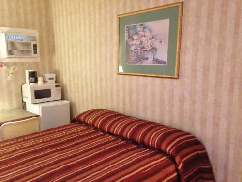Canadas Best Value Inn Chinook Station Rooms Photos
