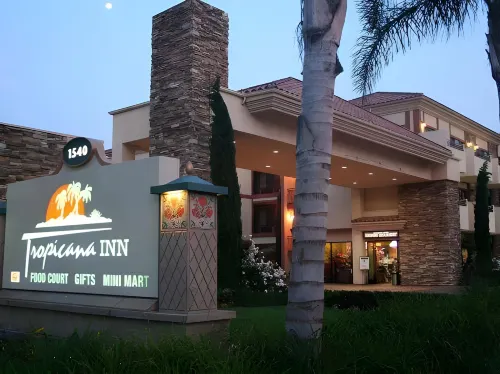 Tropicana Inn and Suites Extérieur Photos