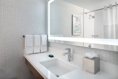 DoubleTree by Hilton Chicago - North Shore Conference Center Huoneet Photos