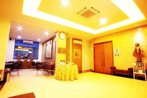 Avira Hotel Makassar Area Publik Photos
