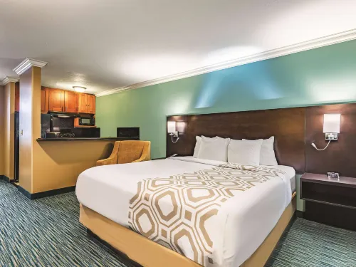 La Quinta Inn & Suites by Wyndham San Francisco Airport West Rooms Photos