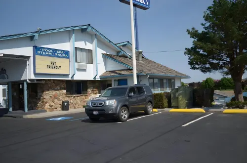 Nampa Inn & Suites Exterior Photos