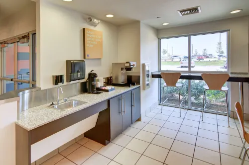 Motel 6 Roanoke, TX - Northlake - Speedway Mahlzeiten Photos