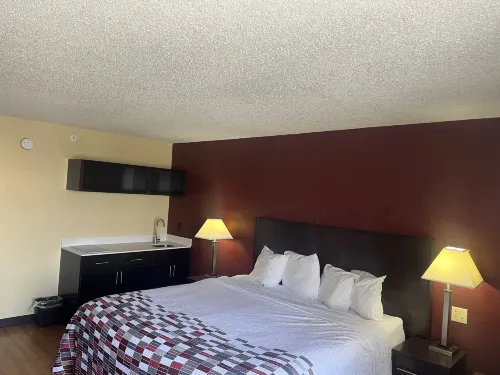 Red Roof Inn & Suites Indianapolis Airport Rooms Photos