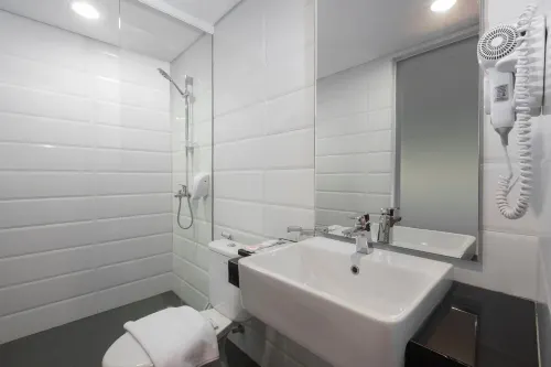 Up-Peak Hotel Simpang Lima Semarang Powered by Archipelago Photos