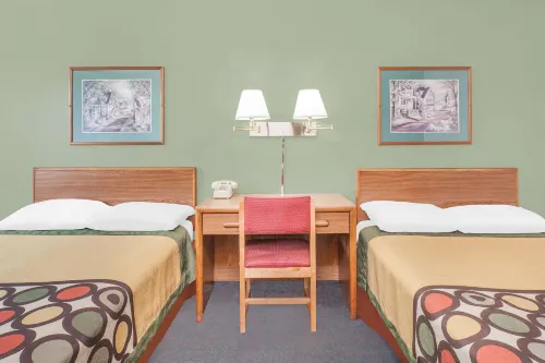 Super 8 by Wyndham Queensbury Glens Falls/Lake George Area Rooms Photos