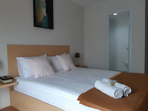 UROOMS Senayan Kamar Photos