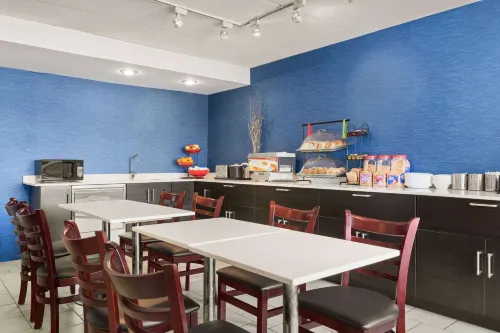 Travelodge by Wyndham Windsor Restauration Photos