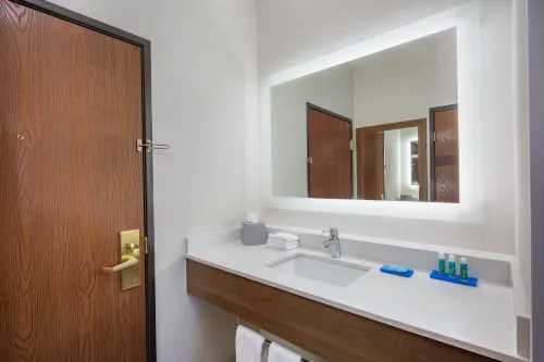 Holiday Inn Express & Suites Bishop Rooms Photos