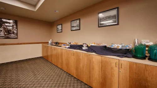 Best Western University Inn Restauration Photos