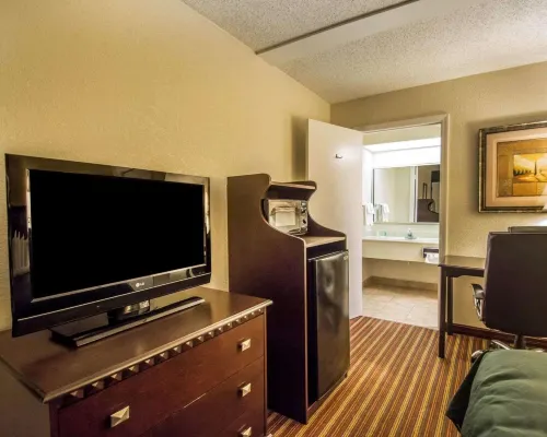 Quality Inn & Suites at Tropicana Field Rooms Photos