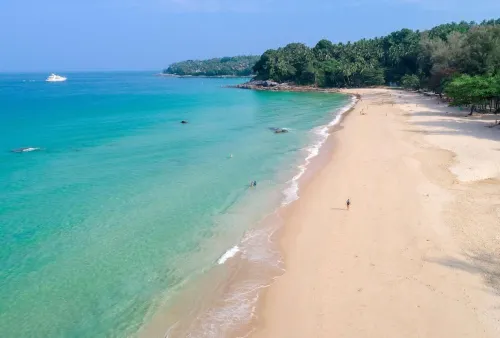 Outrigger Surin Beach Resort Рядом с отелем Photos