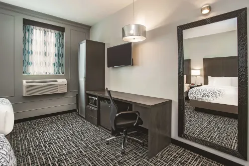 La Quinta Inn & Suites by Wyndham Baltimore Downtown Photos
