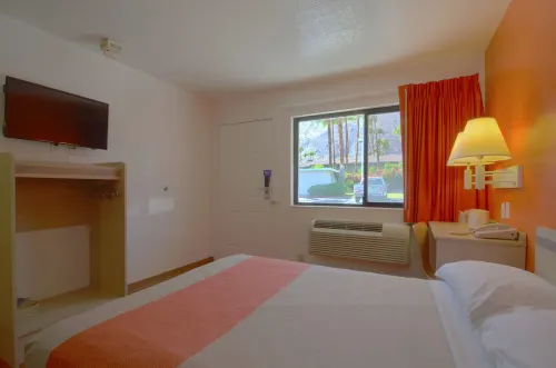 Motel 6 Palm Springs, CA - East - Palm Canyon Photos