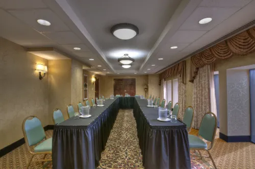 Clarion Collection Hotel Arlington Court Suites Business Facilities Photos