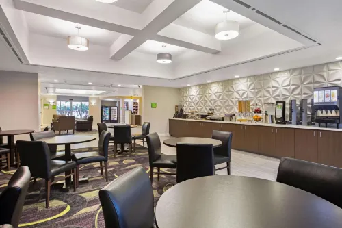 La Quinta Inn & Suites by Wyndham Visalia/Sequoia Gateway Makanan Photos