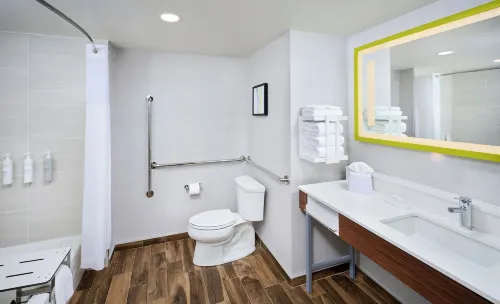Hampton Inn and Suites by Hilton Windsor Rooms Photos