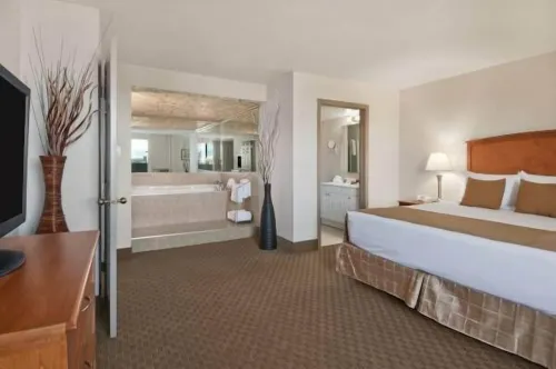Ramada by Wyndham Edmonton South Phòng Photos