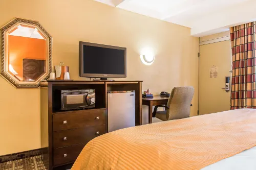 Clarion Hotel & Suites Hamden-New Haven Rooms Photos