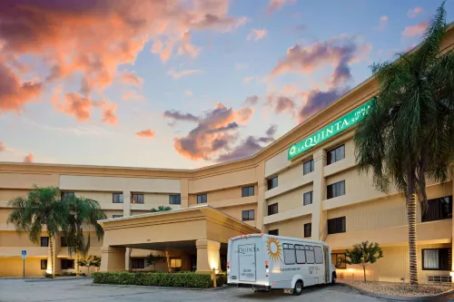 La Quinta Inn & Suites by Wyndham Miami Airport East Außen Photos