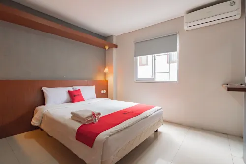 RedDoorz Plus @ Dago Pojok 3 Kamar Photos