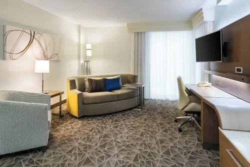 Courtyard Miami Downtown/Brickell Area Rooms Photos