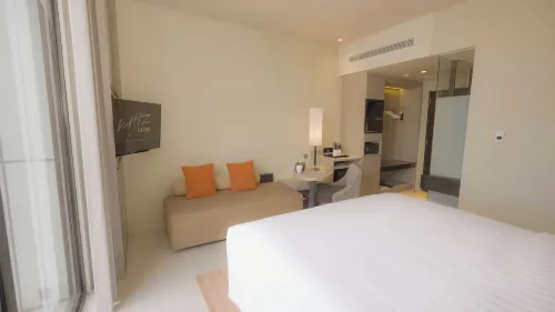Whiz Luxe Hotel Spazio Surabaya Kamar Photos