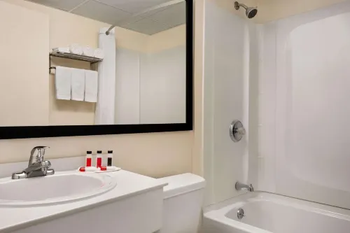 Super 8 by Wyndham Liverpool/Syracuse North Airport Rooms Photos