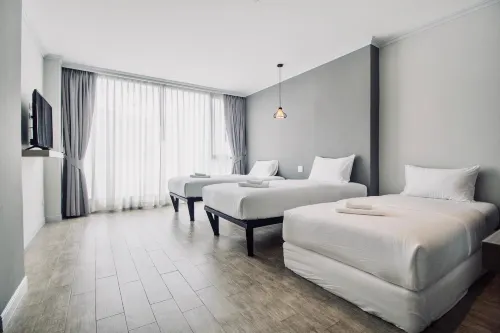 Hataara Kamar Photos