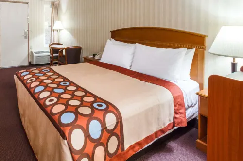 Super 8 by Wyndham Anaheim/Disneyland Drive Rooms Photos