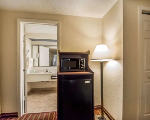 Quality Inn & Suites at Tropicana Field Rooms Photos