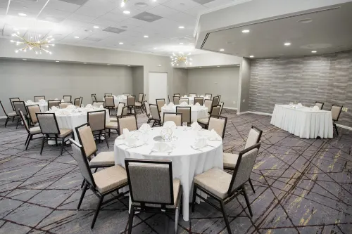 Crowne Plaza Edison Dining Photos