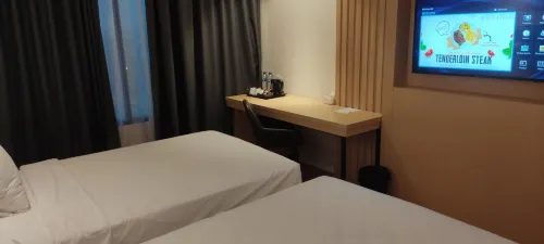 EASTERN HOTEL BOJONEGORO Kamar Photos