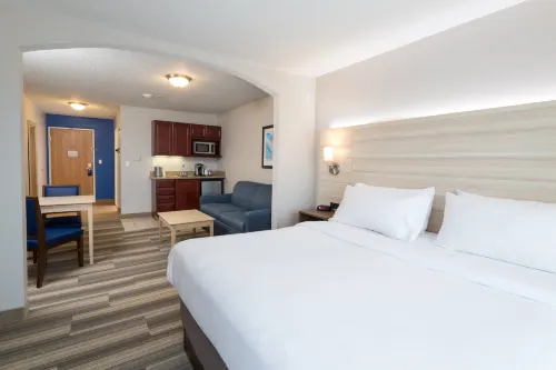 Holiday Inn Express & Suites Detroit - Utica Zimmer Photos