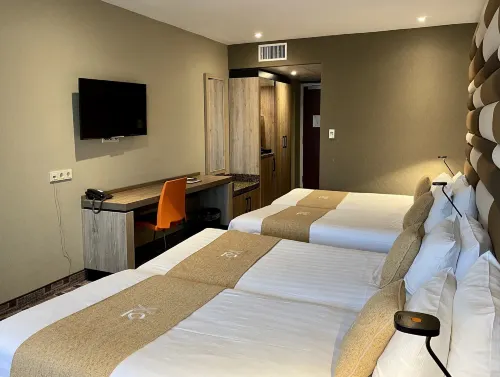 XO Hotels Blue Tower Zimmer Photos