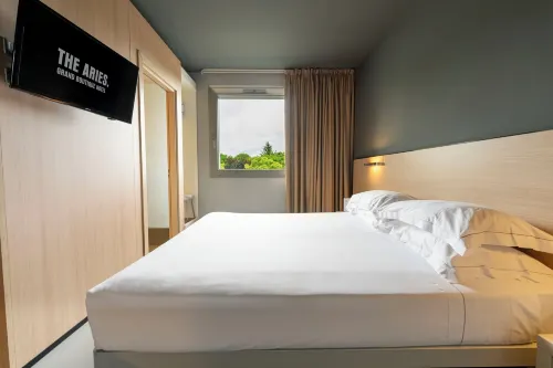 The Aries Hotel Kamar Photos