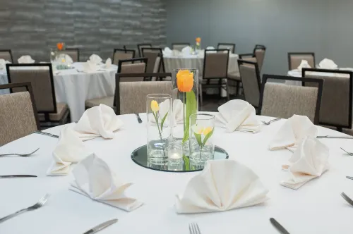 Crowne Plaza Edison Dining Photos