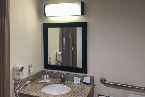 Quality Inn Near Joint Base Andrews-Washington Area Kamar Photos