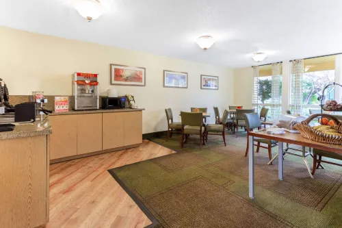 La Quinta Inn & Suites by Wyndham Redding Restauration Photos