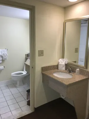 Clarion Hotel & Suites Hamden-New Haven Rooms Photos